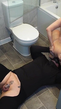 Dominadora en servicio de ducha mear en el baño del esclavo