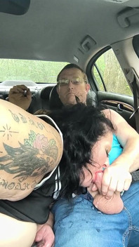 森の中でこっそりと抜け出すと、彼女は彼のコックをピクピクさせます、彼らは捕まるのでしょうか?