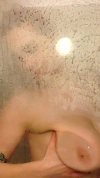 Increíble siri pornstar muestra sus tetas gigantes y su gran culo en la ducha