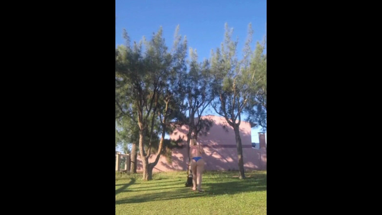 Priscila: Mẹ kế trong bộ bikini trong vườn nhà quay video...