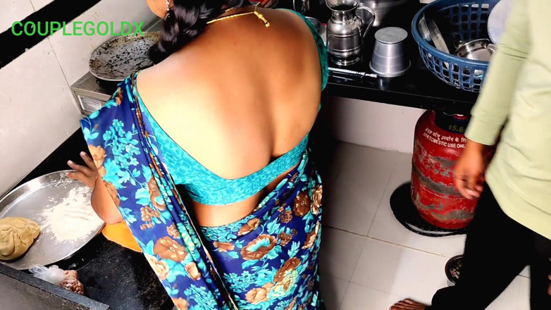 Sexy Komal: Seks dapur: ibu tiri sedang duduk makan makanan sehingga kami...