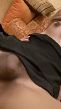 Seksi Asyalı Taylandlı ladyboy Jennie domaltılarak sikiliyor