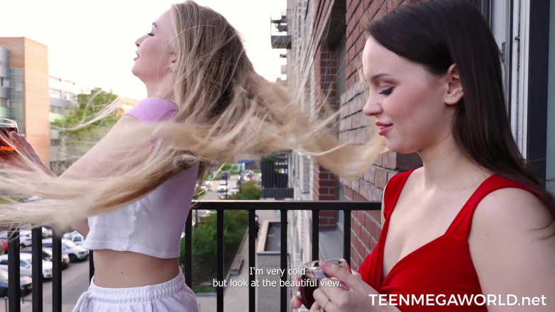 Teen Mega World: Un gode réchauffe deux chattes