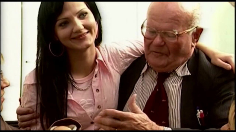 Muschi movie official: Три бисексуальные юные лесбиянки занимаются сексом вчетвером со стариком