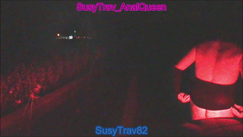 SusyTrav_AnalQueen: Al aire libre morena striptease slutwalk