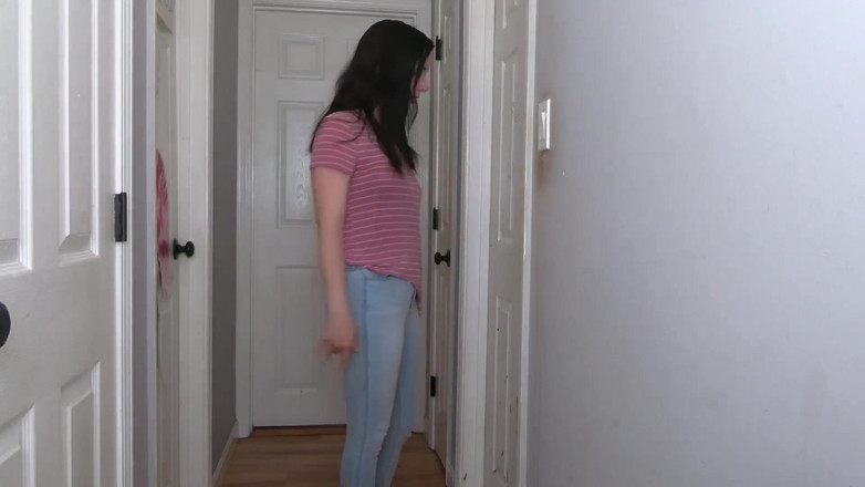 Quinn brooks: Bathroom Door Stuck Pants Pissing- Wmv