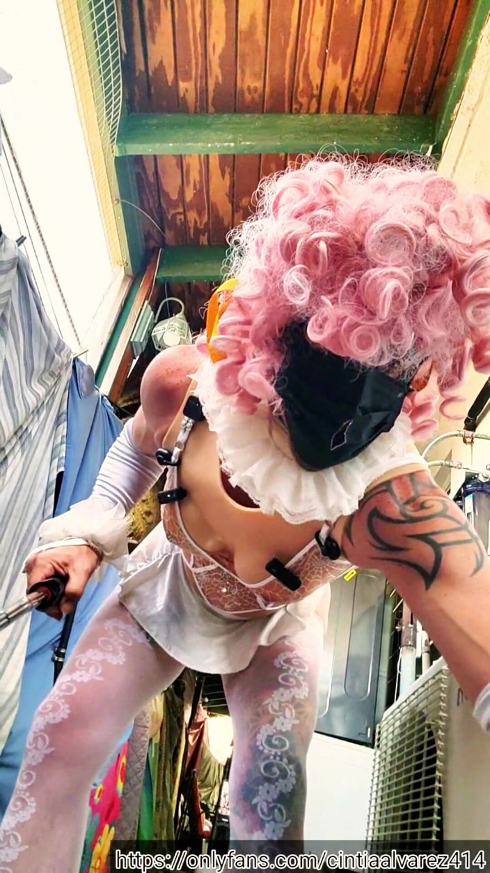 Benito414: Fată latino sexy își fute vibratorul