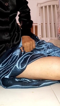 Crossdresser muncrat pakai blus sulap satin dan rok mengkilap
