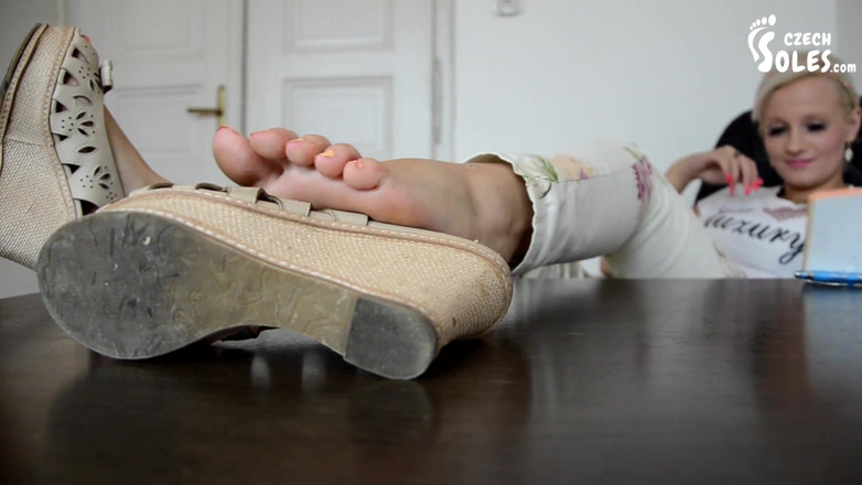Czech Soles - foot fetish content: Tachinarea picioarelor goale ale secretarei