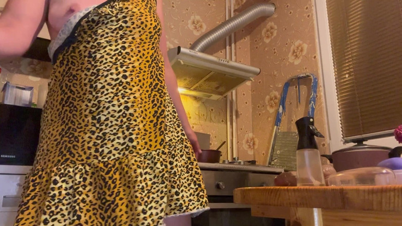 Putarankahotmilf: Atât de excitat care se masturbează întreg de gătit