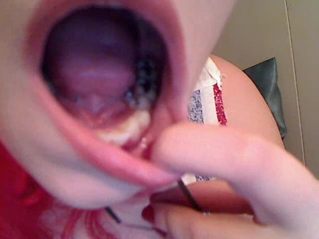 Scarlet Vixen: Boca fetiche em reflexão em primeiro plano com espelho