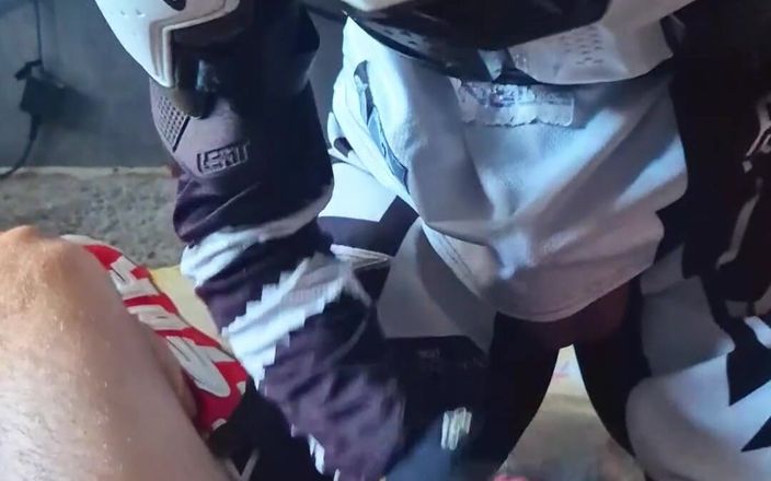 Sneakersmax98: 풀 Motocross 기어에서 나는 남자에게 접근하고 그의 자지를 빨아