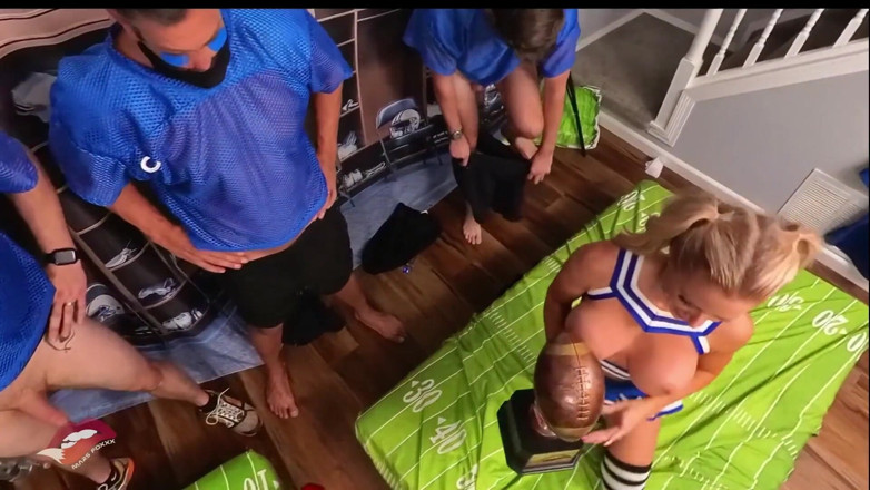 Danielle Renae: Voetballers vs cheerleaders 360 bts
