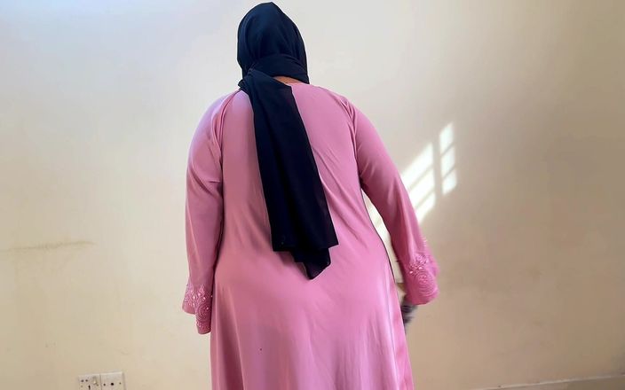 Aria Mia: सुंदर मिस्र की नौकरानी की मालिक द्वारा चुदाई जब वह कमरे की सफाई कर रही है