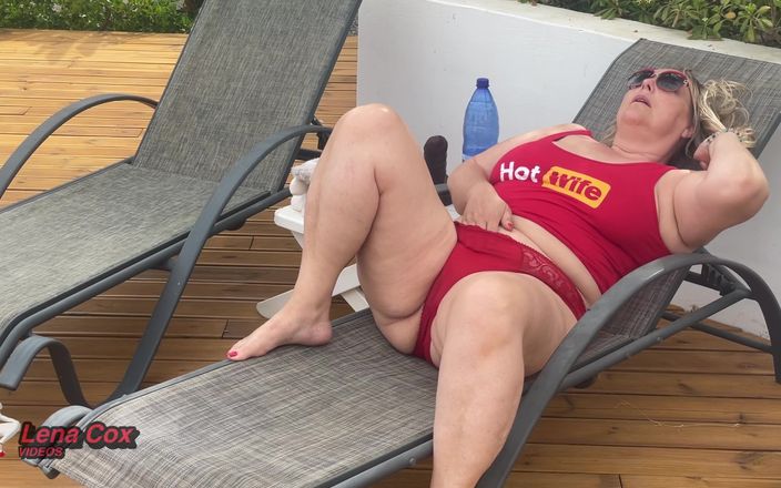 Lena Cox: Hete vrouw Lena Cox wordt doorweekt: wilde tuinmasturbatie en rommelige...