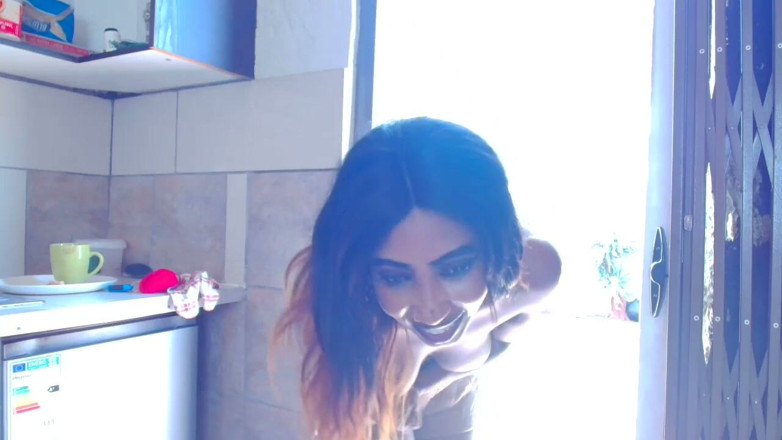 Juicy World: Ebony Outdoor Striptease