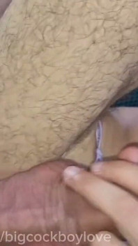 Uma estudante femboy de pele leitosa cavalga um pau grosso e grande na estrada.