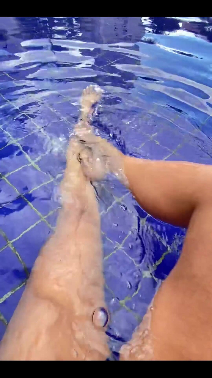 KiffaFeet: Den u bazénu