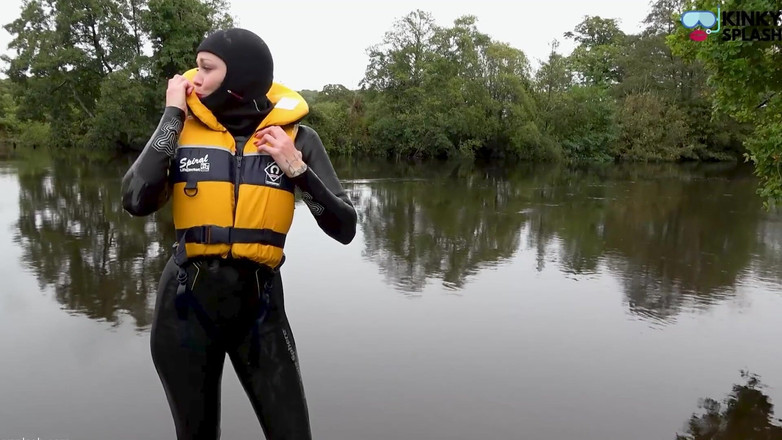 UKCuteGirl: Lifejacket &amp; Cosy Wetsuit 将 Lucy 从河流灾难中拯救