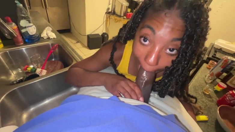 Fijii pornbox: Grote lul in mijn keel in de keuken als een...