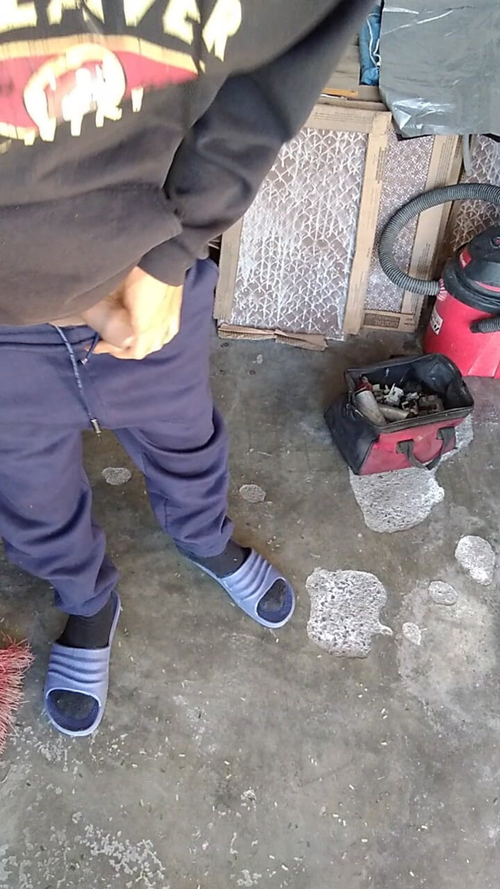 AlexAlejandro13: En la puerta de mi casa sacando mi polla