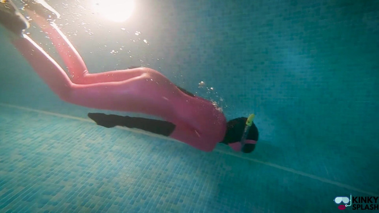 UKCuteGirl Lucy Lauren: Slippery Latex Slut's Deep Pool Diving Tease
