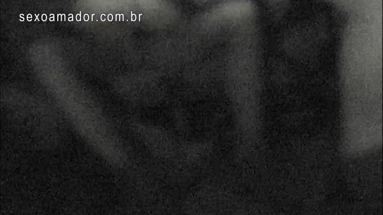 Amateurs videos: 友人と何人かのふしだらな女の間の愚痴は暗闇の中で終わります。懐中電灯が映像を保存しました