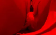 Jugando con una pluma, en mi jugoso coño