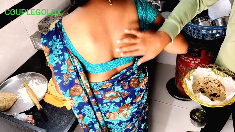 Sexy Komal: Sexo na cozinha: madrasta está sentada para comer comida até...