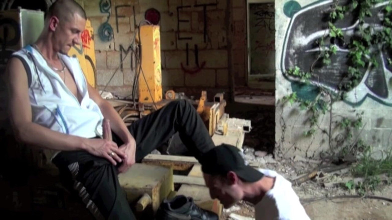 Sneaker gay: Nick Spears fucked by Arab with XXL cock