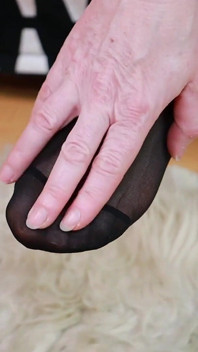 Quần jean trắng, vớ ngón chân màu đen & Espadrilles trắng - Shoeplay & Dangling