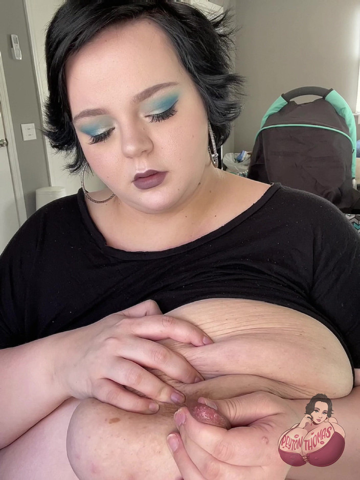 Peyton Thomas: Peituda brincando com peitos