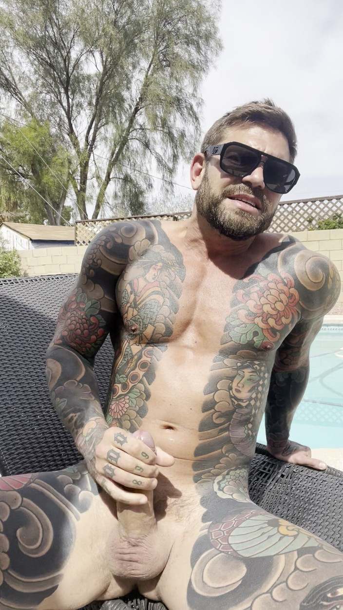 Juan Lucho Gay: Paille Dans Le Jardin Pendant Que Le Voisin Espionne