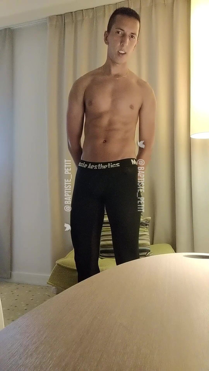 baptiste_petit: V mém hotelovém pokoji, v legínách