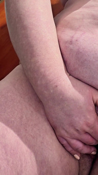 Styvson förför knubbig mamma Twerk med sin enorma röv och knullar henne i badrummet