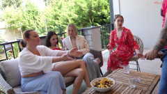Oksana_Katysheva: 后台！嘿，我太饥渴了，吮吸我的鸡巴！青少年在户外群交之前操一个放荡的熟女的嘴巴！