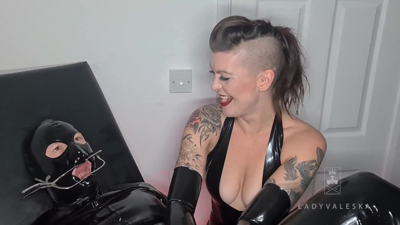Lady Valeska: Ordenhando e esticando nosso gimp anal