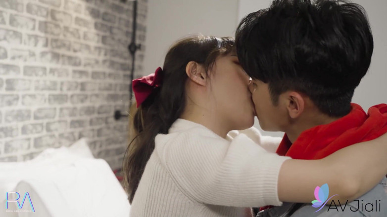 AV Jiali: 레오를 유혹하고 자지를 빨기 위해 파티가 끝날 때까지 기다리는 Yuli