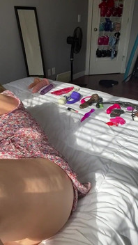 Güneşlikli orta yaşlı seksi kadın tek başına cam dildo
