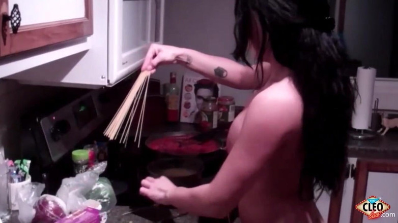 Cleo: Cucina nuda con Cleo
