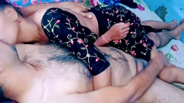 पहली बार 69 भाभी के साथ। भारतीय हॉट भाभी सेक्स की भूखी है।