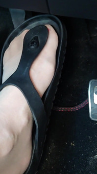 Mengepam pedal dalam Birkenstocks