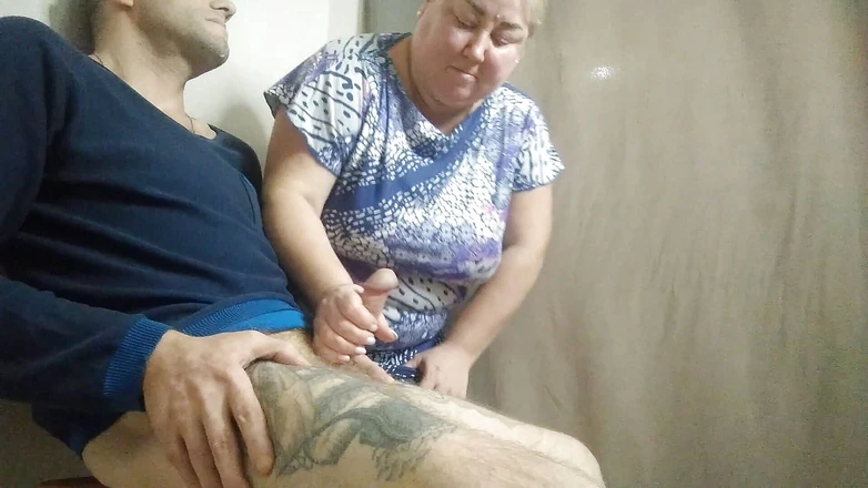 Zona901: The saleswoman helps to masturbate in the fitting room