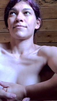 Biceps, poitrine, aisselles poilues et tétons durs