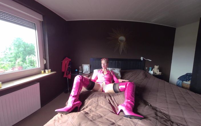 BlondeHexe VR: Rosa tjej låter dig runka