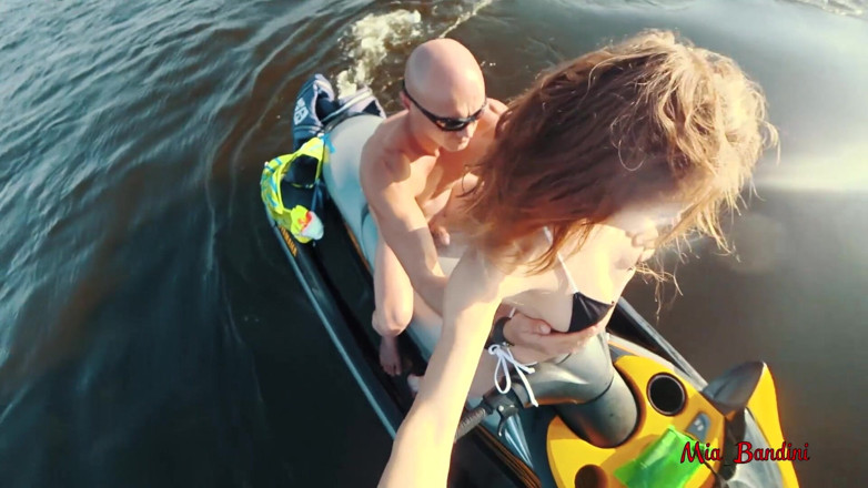 Mia Bandini: Cur în aer liber până la gât pe jet ski
