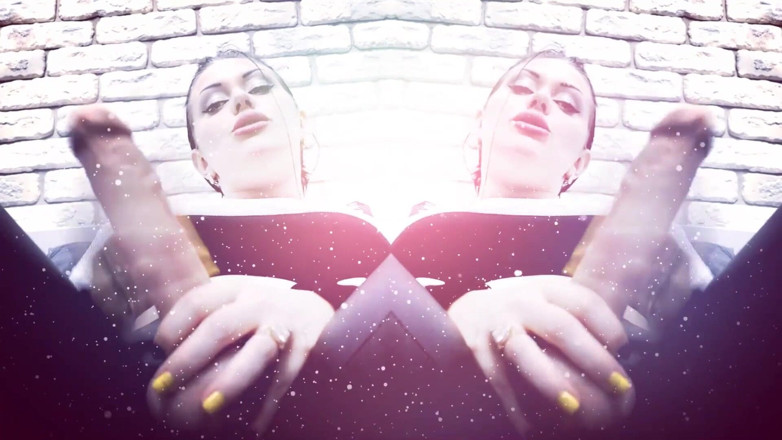 Goddess Misha Goldy: Мой хуй больше твоего! Трах ума! Лижи мои яйца, сучка, пока я дрочу!