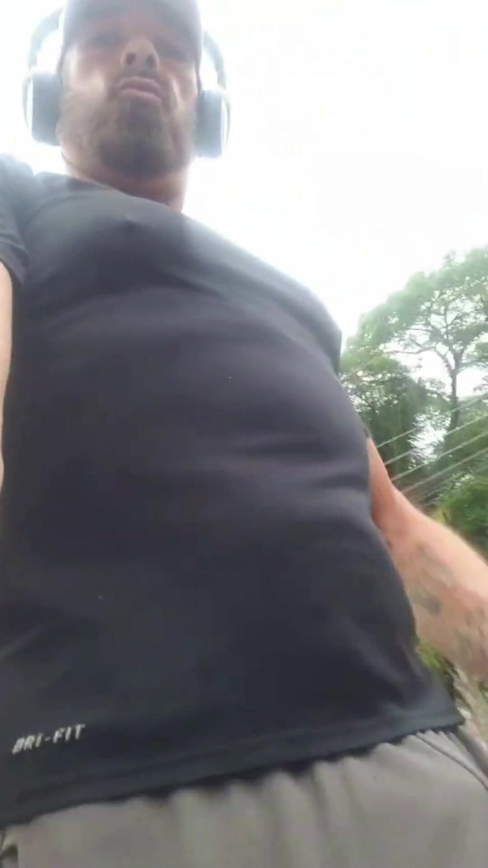 BBIG: Exhibiendo a Malona en la calle