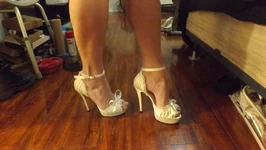 Artık sahip olmadığım ayakkabılar ve uzun zaman önce bir vücut çorabı, birkaç yıl önceki görüntülerin üzerinde kayboldu