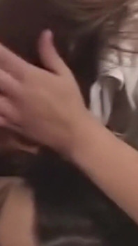 Wanneer u de kamer binnenkomt terwijl de brunette met haar anale gadgets speelt, onthult u een trio met een intense dubbele penetratie